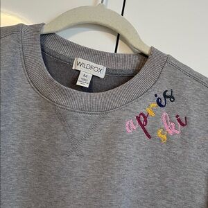 WILDFOX NEW Après Ski Charlie Embroidered Sweatshirt Heather Grey, SizeM